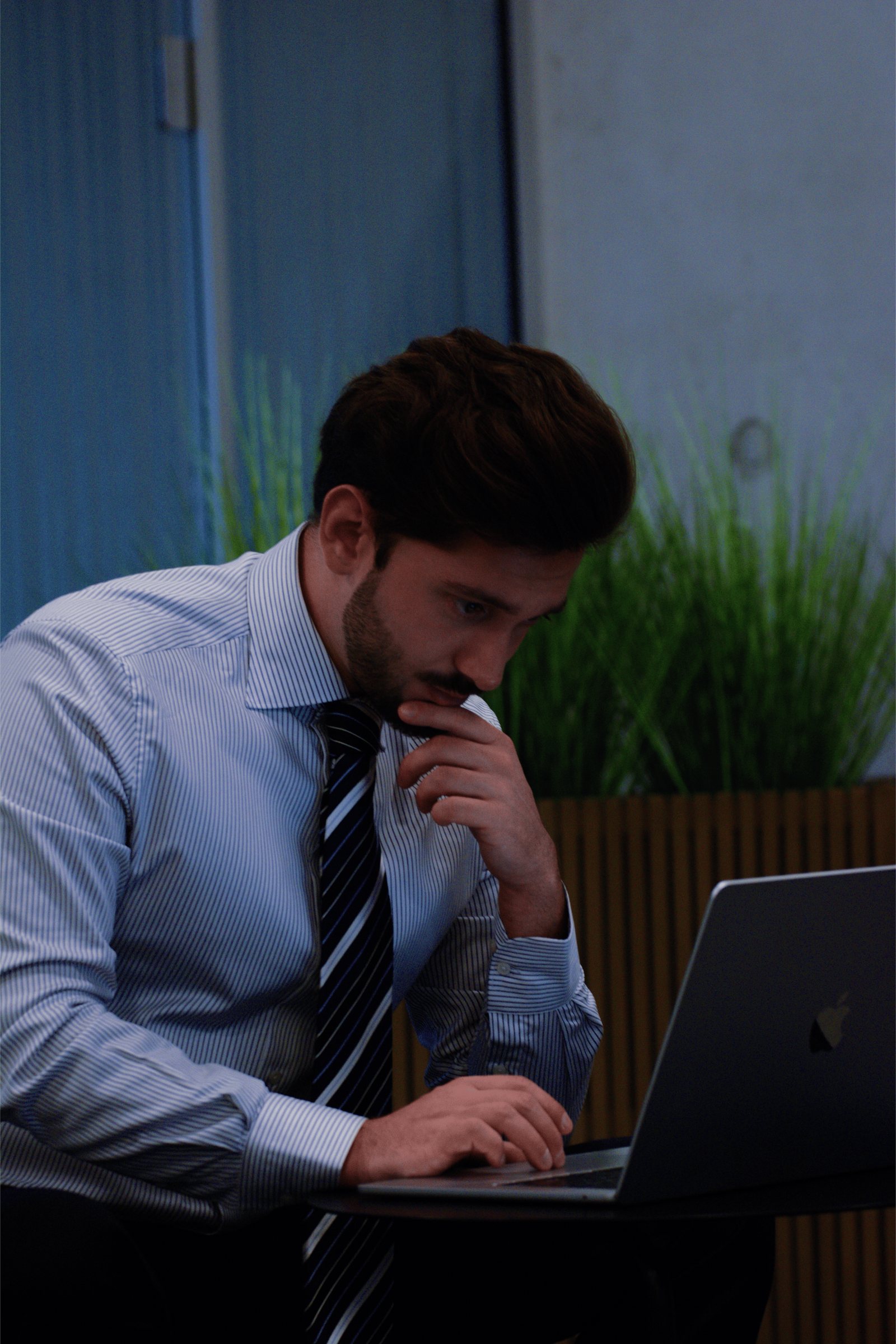 Ediz Catmaz bei der Tarifanalyse am Laptop